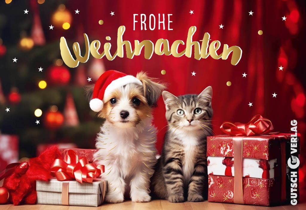 Ein süßer Welpe mit Weihnachtsmütze und ein getigertes Kätzchen sitzen zusammen neben verpackten Weihnachtsgeschenken vor rotem Hintergrund.