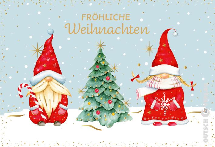Zwei Weihnachtszwerge stehen auf verschneitem Boden neben einer geschmückten Kiefer vor einem hellblauen Hintergrund mit Schnee.