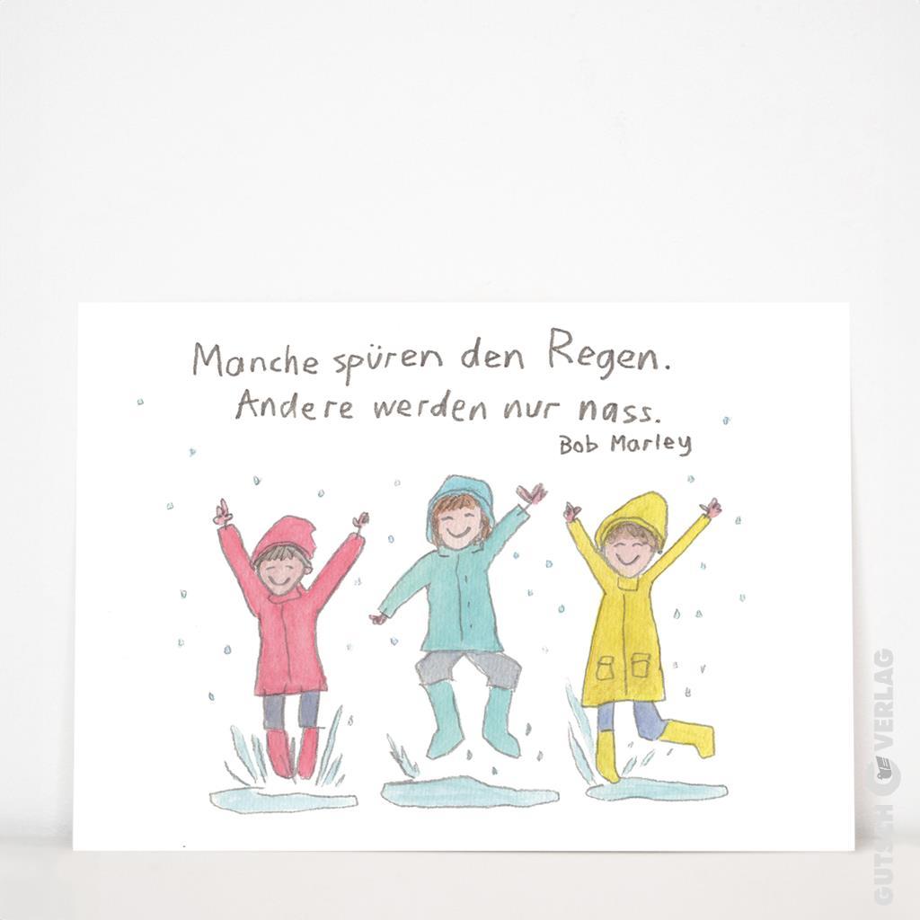 Drei Kinder spielen fröhlich im Regen, tragen bunte Regenmäntel und Stiefel, mit einem Zitat von Bob Marley.