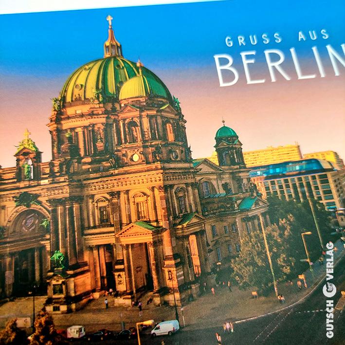 Ein wunderschöner Blick auf den Berliner Dom mit seiner ikonischen Kuppel vor einem Sonnenuntergangshimmel in Berlin, Deutschland.