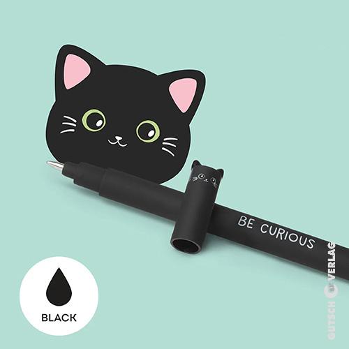 Ein süßer Stift und eine Haftnotiz mit schwarzem Katzenmotiv auf hellblauem Hintergrund, die Neugier und Kreativität fördern.