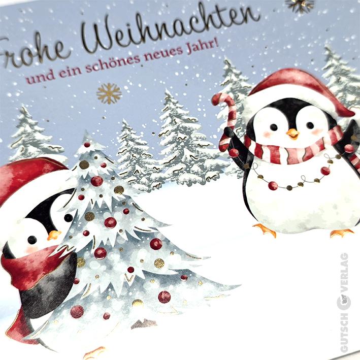 Zwei süße Pinguine mit roten Schals und Mützen feiern in einem verschneiten Wald mit einem geschmückten Weihnachtsbaum und einer Zuckerstange.