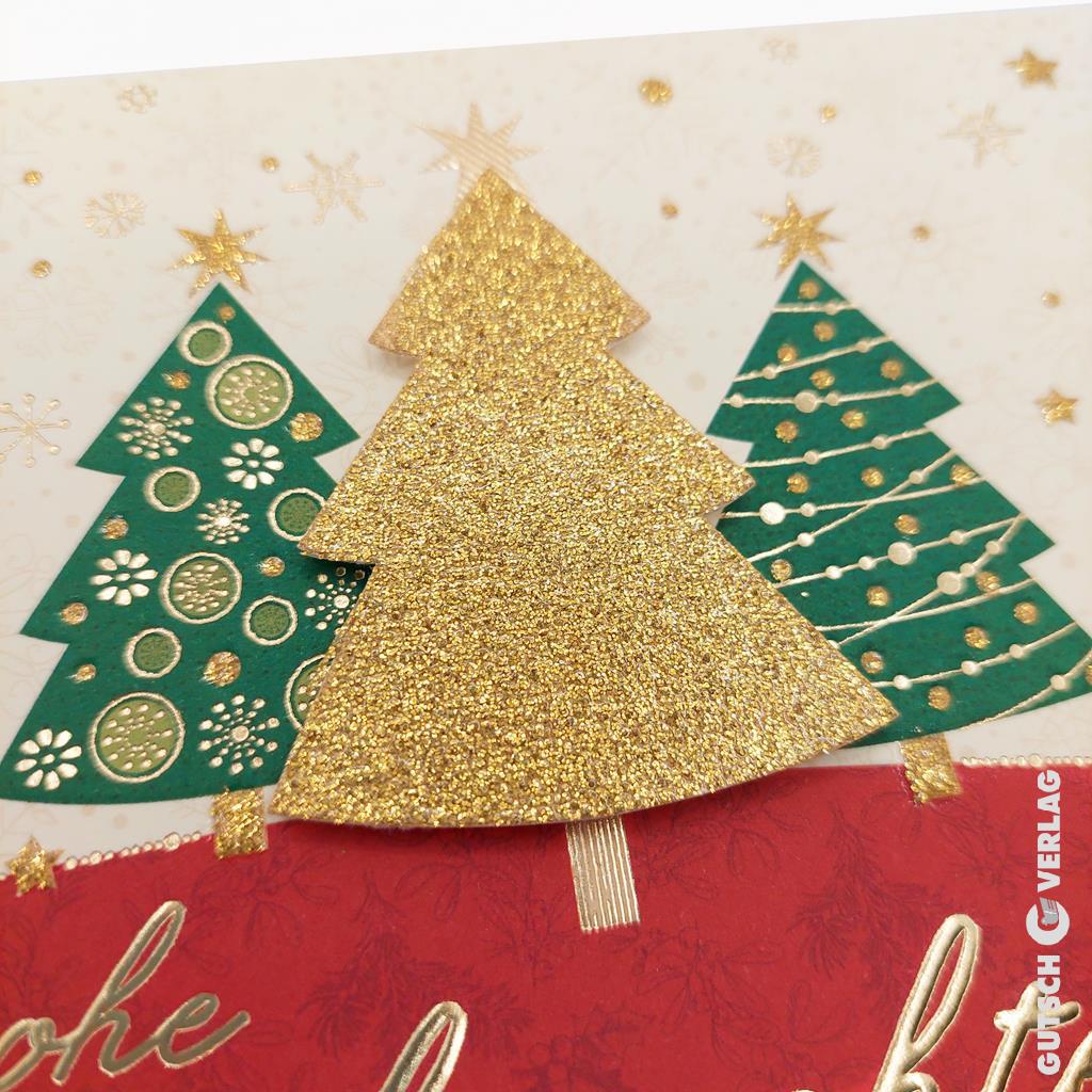 Drei dekorative Weihnachtsbäume mit einem goldenen Baum in der Mitte, umgeben von festlichen Elementen und einem roten Sockel.