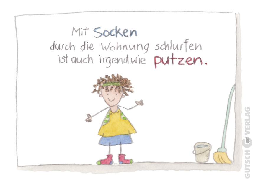 Ein Kind in bunter Kleidung schlägt spielerisch das Putzen vor, während es drinnen Socken trägt und einen Besen und einen Eimer in der Nähe hat.