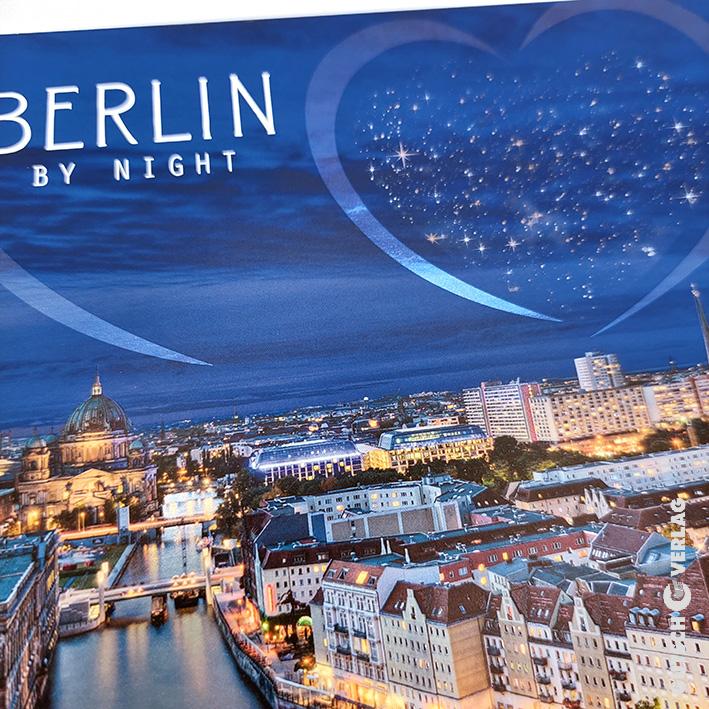 Ein atemberaubender Blick auf Berlin bei Nacht mit beleuchteten Gebäuden und einem Sternenhimmel über der Stadt.