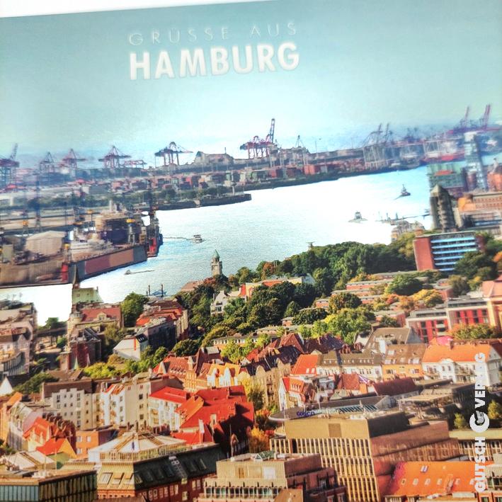 Luftaufnahme von Hamburg mit Stadtbild, Hafen und Uferpromenade mit Schiffen und Kränen.